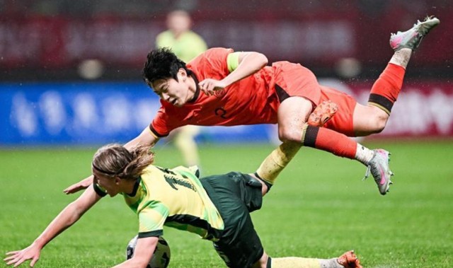 开云娱乐-杨铭锐太凶了！U19国青2-4袋鼠 小苗独了 场地太坑了！久尔太水了